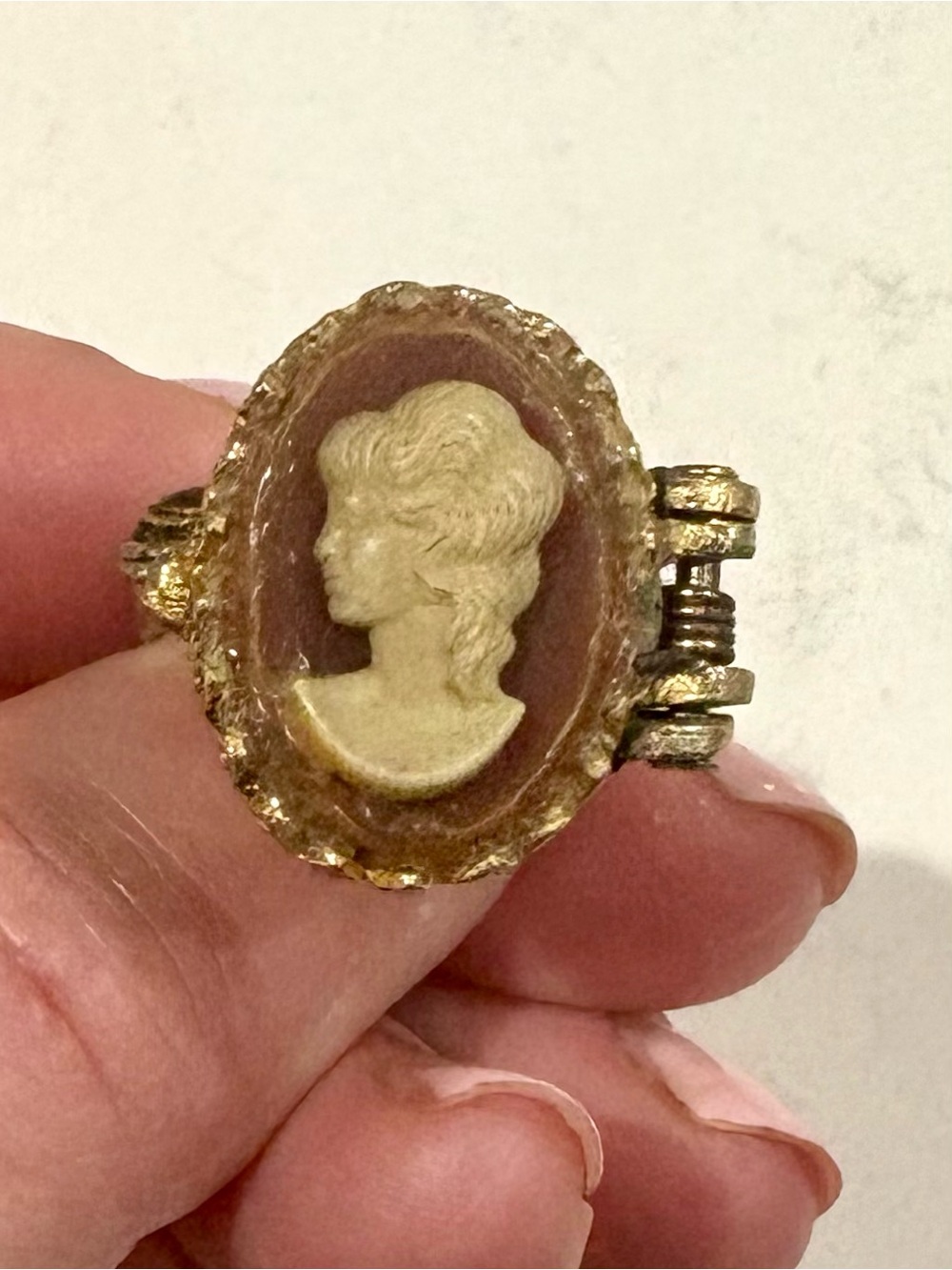 Vintage 1950s Cameo Solid Perfume Holder Ring Adjustable Gold Tone Victorian - Picture 13 of 13